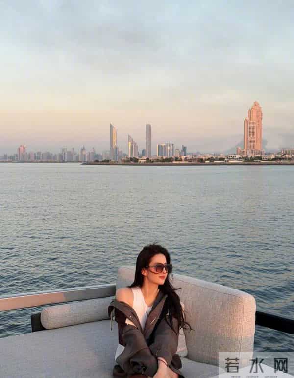 刘亦菲瘦了!她穿小背心游艇上自拍,雪白肌肤,白富美松弛又帅气