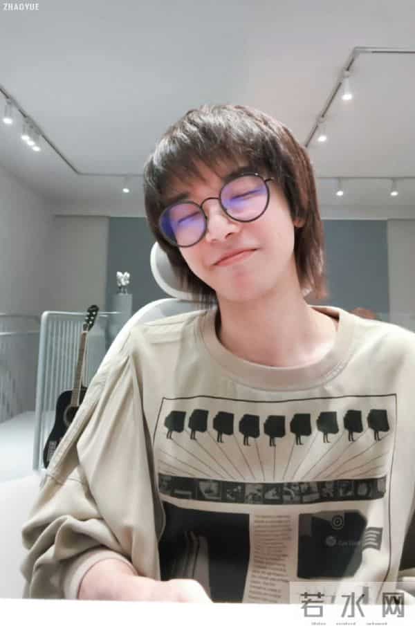 看了家世才明白，为何华晨宇年纪轻轻就身价过亿，掌控5家公司