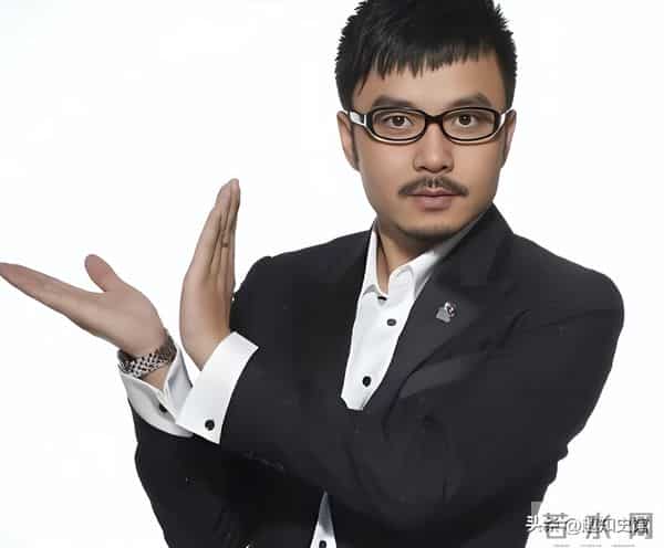 51岁汪涵现状:常年居住在长沙,穿人字拖嚼槟榔,大烟斗不离身