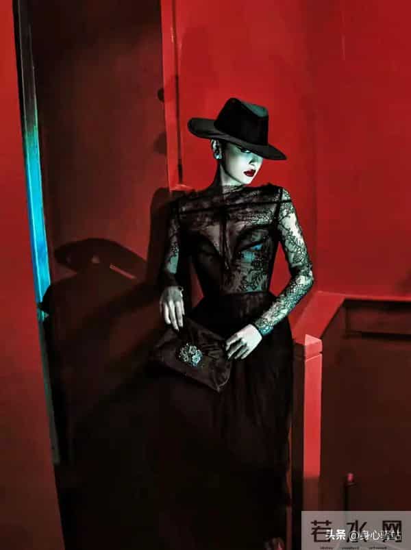 辛芷蕾穿搭惊艳，温柔慵懒美到犯规，原来是被角色耽误的时尚icon