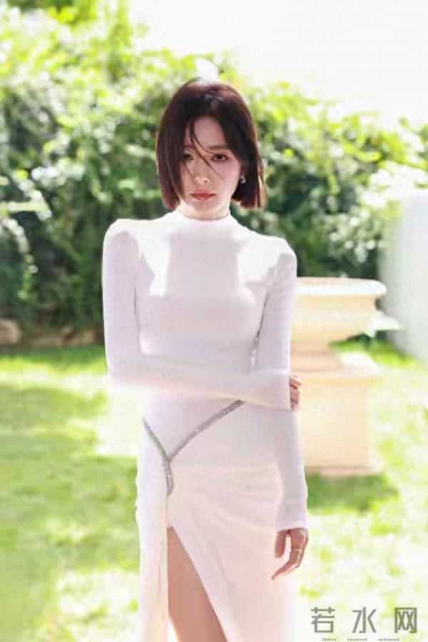 46岁秦岚太丰满,穿紧身打底衫都兜不住好身材,难怪直男都喜欢她