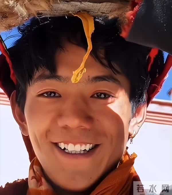 上海红毯太真实，谭卓脸肿，吉娜大小胸成谜，赵雅芝深V险走光