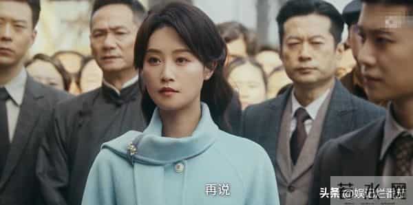 一脸苦相,眼神空洞,表情死板,没李纯的气质,谭凯也带不动她