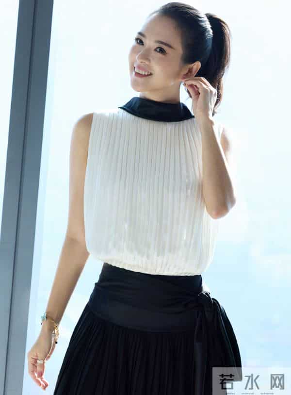 46岁章子怡近照太绝了,高马尾减龄又俏皮,状态逆生长美到失语
