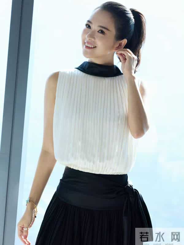 章子怡高马尾造型封神!黑白裙装嫩回18岁,气质绝了