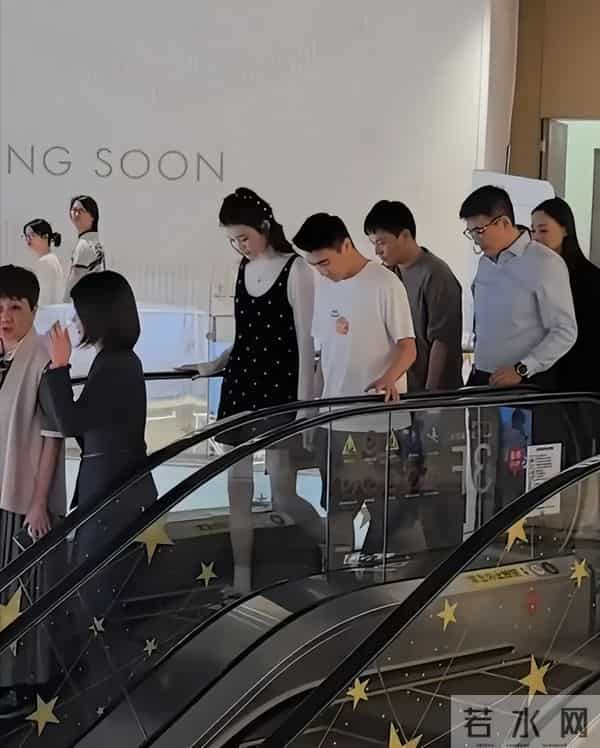 奚梦瑶凸肚疑似怀第三胎,与何猷君甜蜜现身,同行还有奶奶梁安琪