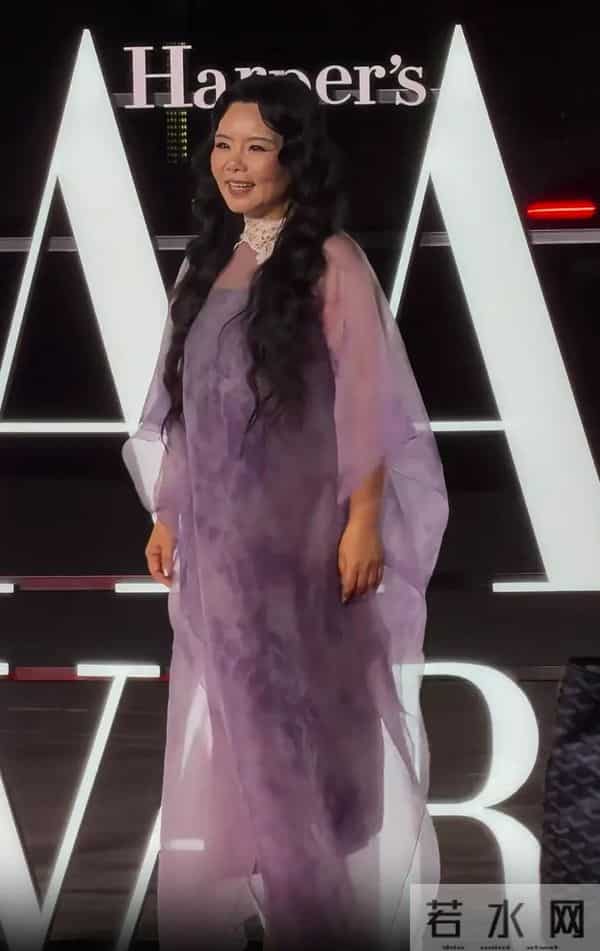 芭莎大赏红毯：50岁佘诗曼显年轻，谭卓造型看不懂，吉娜身材瞩目