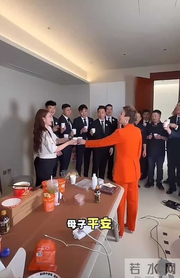 马筱梅6月孕肚曝光!只睡4小时坚持直播太拼命,员工透露胎儿性别