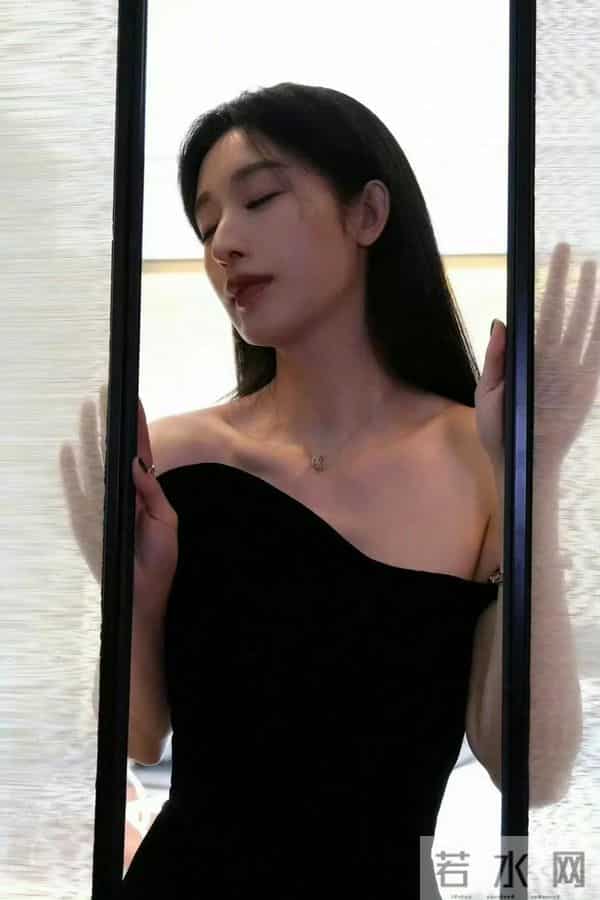 张俪脚怎么这么大？