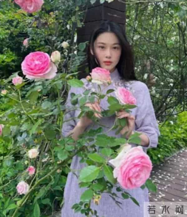 张馨予晒广州豪宅内景，老公何捷在客厅健身撸猫，37岁一身腱子肉