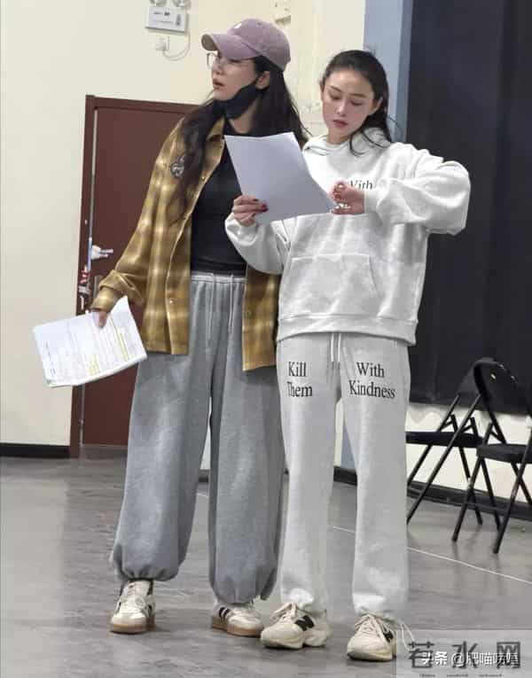 38岁张馨予晒近照,穿卫衣扎马尾似20岁,何捷真把她宠成了小女孩