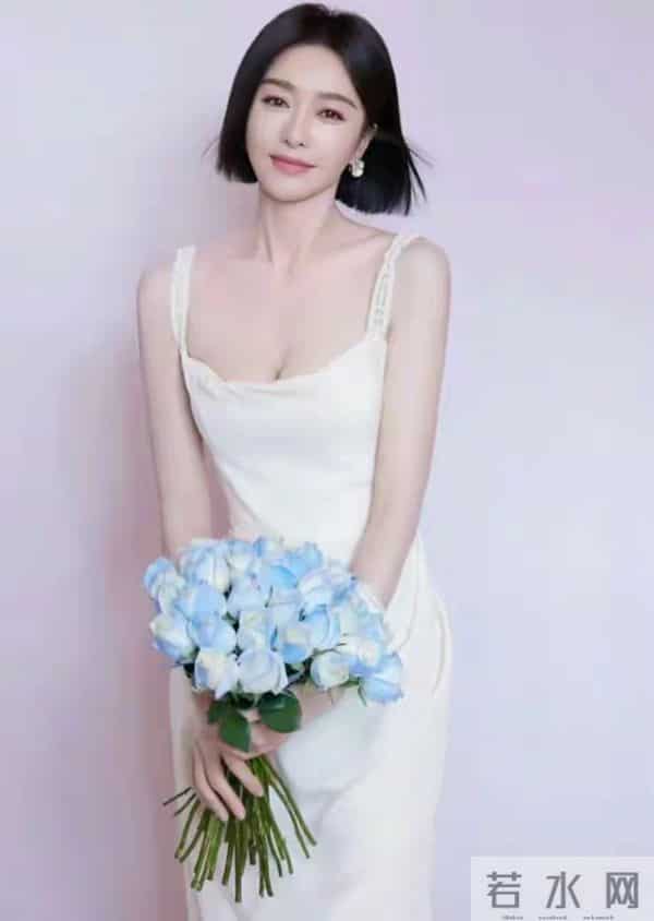 46岁秦岚太丰满,穿紧身打底衫都兜不住好身材,难怪直男都喜欢她