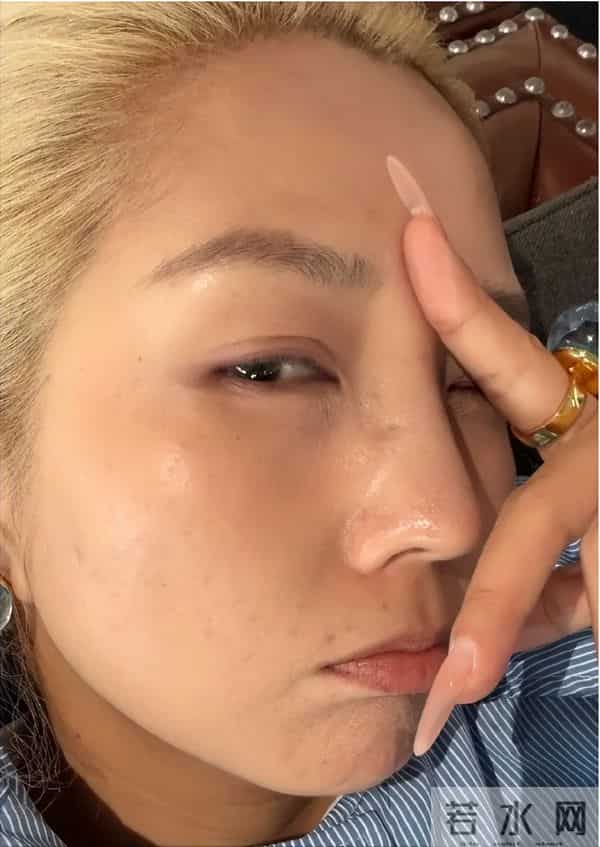 何洁咋成这样了!金头发黑皮肤身上也臃肿,连气质都变的含胸驼背