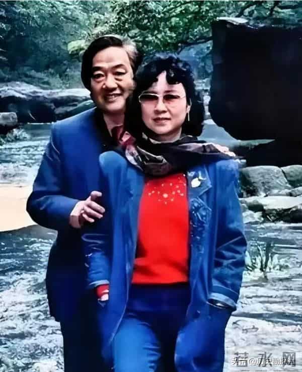 琼瑶和丈夫平鑫涛，在昆明石林旅游时，一张珍贵的合影，很浪漫