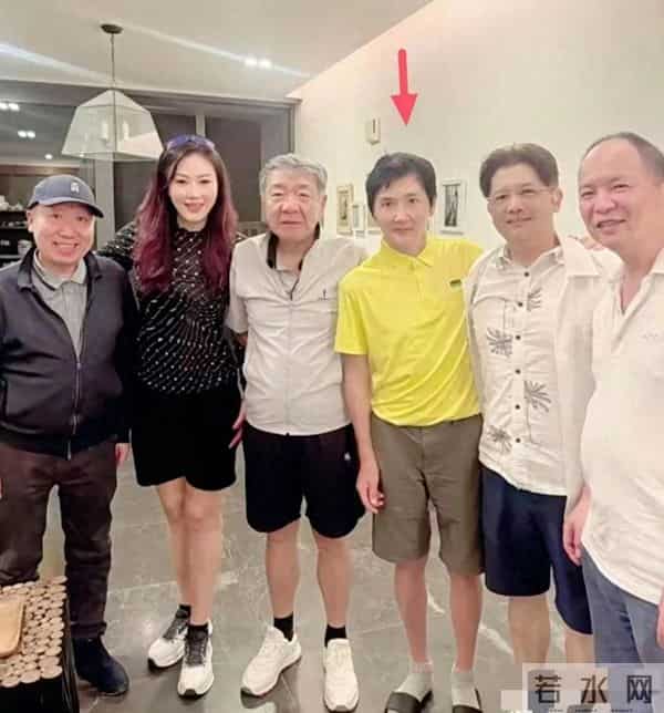 56岁孙楠和朋友在家里聚餐,他的状态好差,整个人暴瘦,脸色憔悴