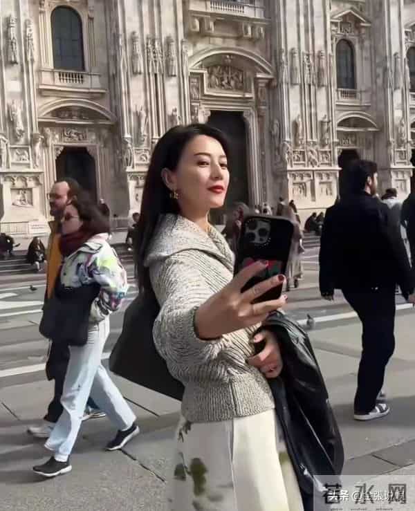 46岁高圆圆米兰街头放飞!没人认出素颜狂拍，生图状态看呆路人