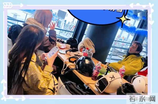 王思聪晒滑雪照,穿粉色貂皮,戴着可爱的帽子,手拿咖啡,很惬意