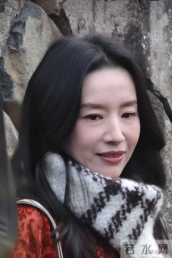 45岁董洁怼脸拍来袭!面部有细纹,有皱纹才真实,整体状态不错