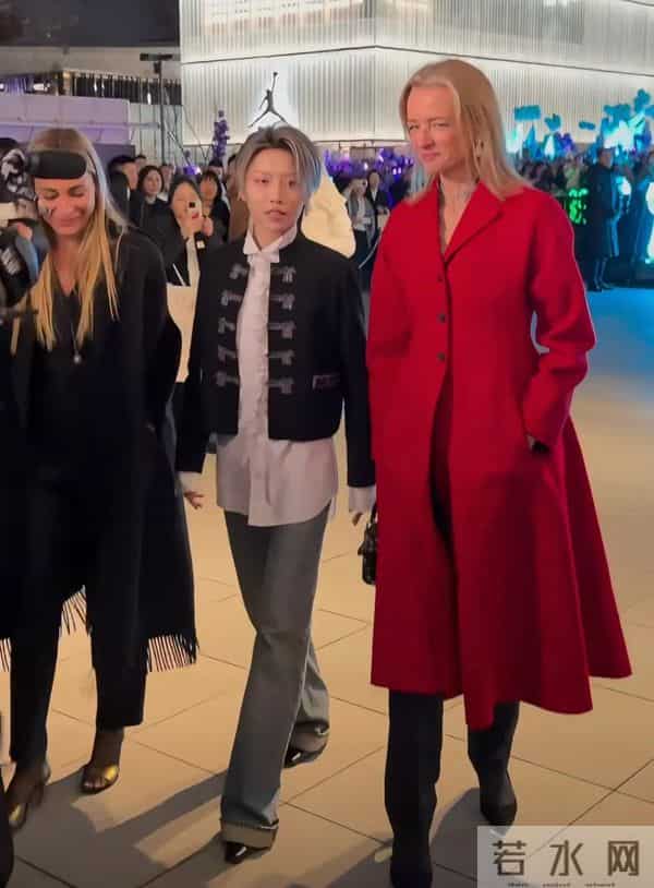 章子怡压轴亮相迪奥活动！LV家族长公主陪走红毯，高马尾嫩如少女