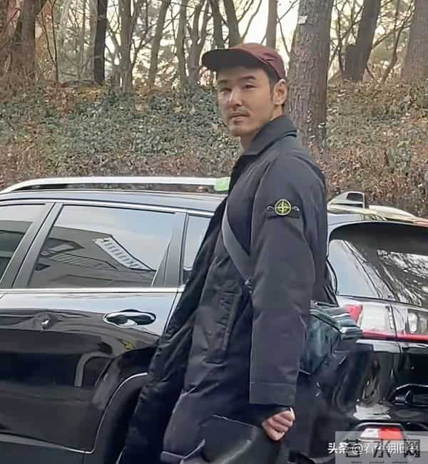 42岁阮经天和弟弟现身韩国首尔逛街购物,兄弟俩的身材很高挑。