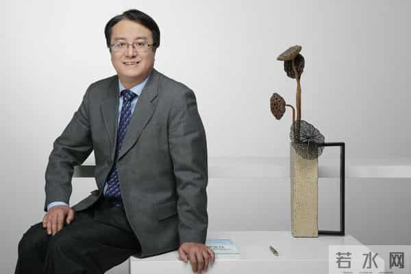 曾是上海知名主持人，辞职下海成百亿富豪，妻子还是大家熟悉的她