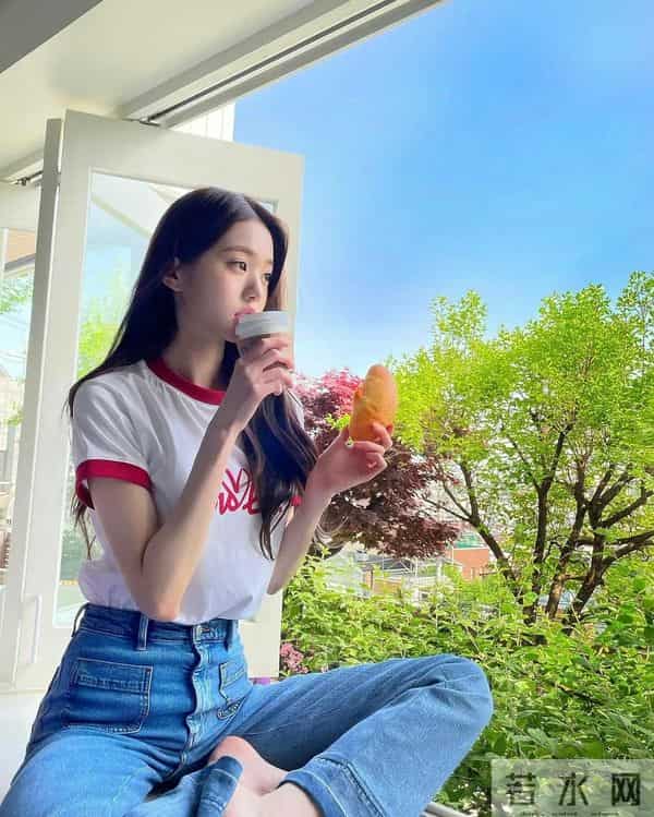 张元英牛仔裤很有青春的味道,鲜美