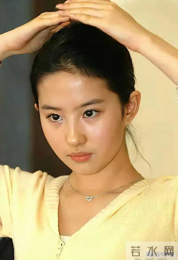 穿黄色连帽衫的刘亦菲太绝了！甜笑藏不住好心情，清爽又灵动