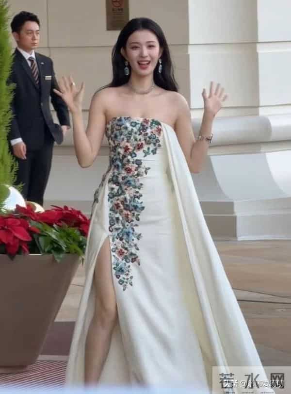 王楚然在澳门被偶遇,她身材高挑婀娜多姿,皮肤白皙,真的好美啊