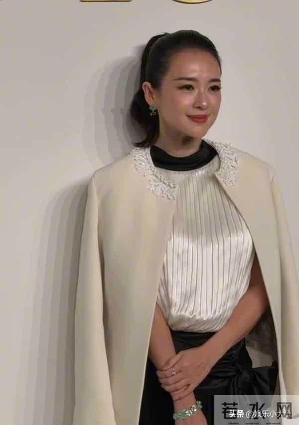 章子怡出席北京Dior之家开幕,穿米色长款外套,压轴出场大气漂亮