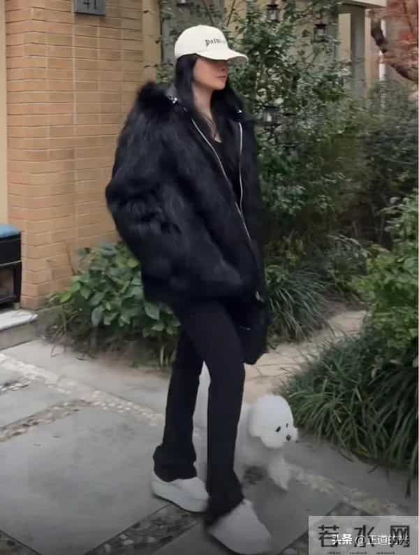 伊能静年近60岁 穿露脐肚兜 额头有包 医美后遗症 因庾澄庆超爱摇滚风