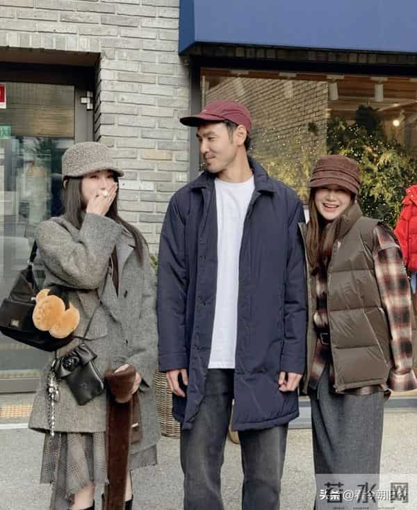 42岁阮经天和弟弟现身韩国首尔逛街购物,兄弟俩的身材很高挑。