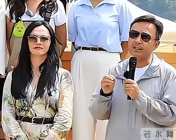 51岁汪涵现状:常年居住在长沙,穿人字拖嚼槟榔,大烟斗不离身