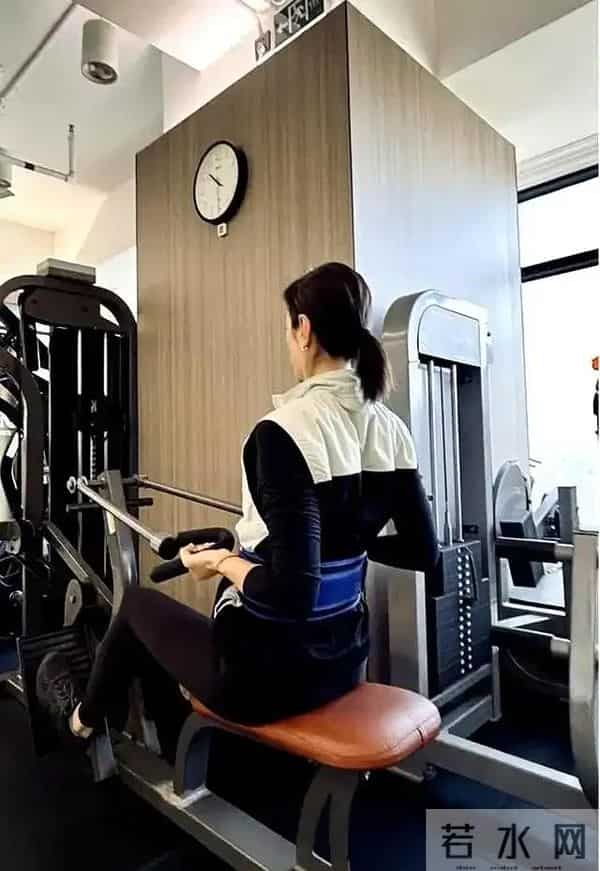 42岁沈佳妮晒健身照 前凸后翘 超绝腰臀比 难怪朱亚文对她生理性喜欢