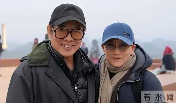 1999年，李连杰和利智结婚一脸兴奋眼神锁定，利智躲着不跟他对视