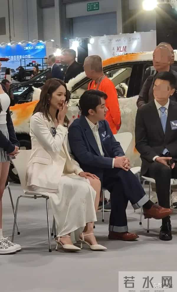 45岁王祖蓝和老婆现身香港，李亚男身材高挑美腿修长，打扮时尚！