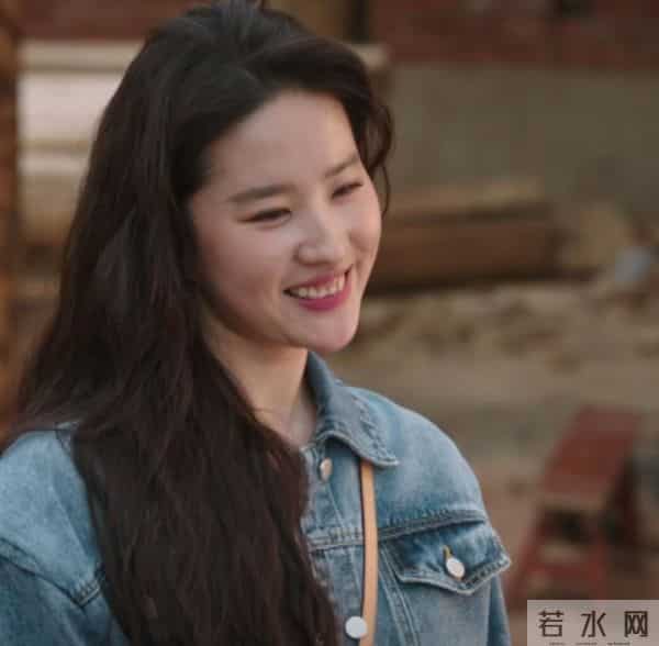 刘亦菲现身阿联酋，离开美颜滤镜，真实状态曝光，两条腿尤为吸睛