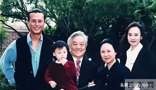 琼瑶和丈夫平鑫涛，在昆明石林旅游时，一张珍贵的合影，很浪漫