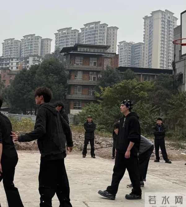 26岁王鹤棣回四川乐山老家,坐三轮车 和农村发小打篮球,轰动家乡