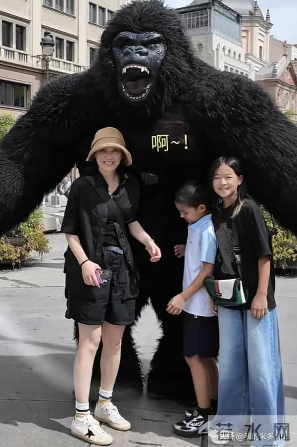 梅婷和弟媳逛街，娘家弟弟也是肿眼皮，大眼袋，12岁女儿打耳洞了