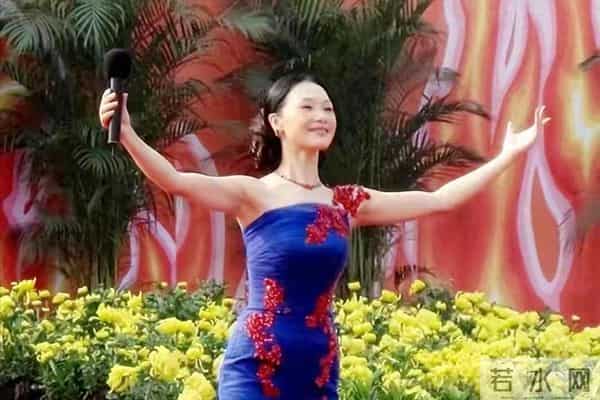 男友病逝后和妈妈抱头痛哭，54岁未婚无儿无女，如今吕薇后悔了吗