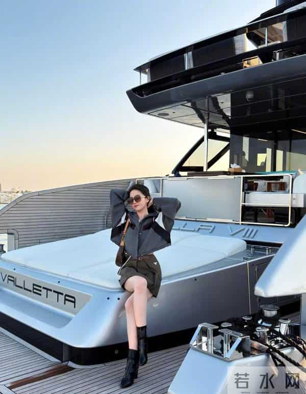 刘亦菲瘦了!她穿小背心游艇上自拍,雪白肌肤,白富美松弛又帅气