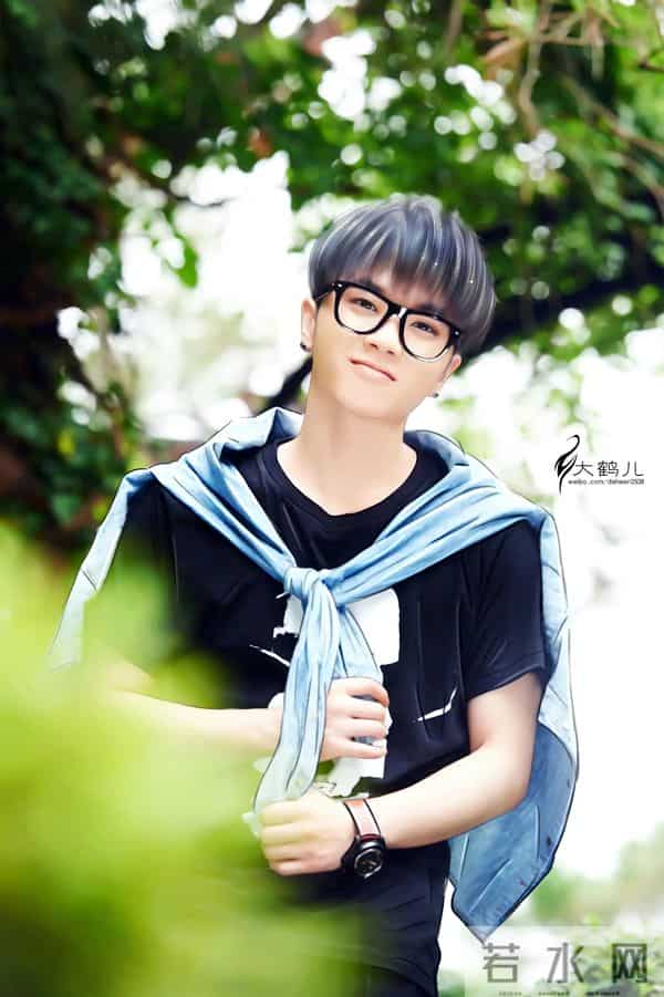 看了家世才明白，为何华晨宇年纪轻轻就身价过亿，掌控5家公司