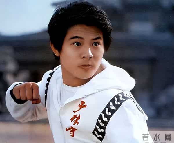 摊牌了！突然变年轻的李连杰被传闻缠身，这次亲自下场袒露真相