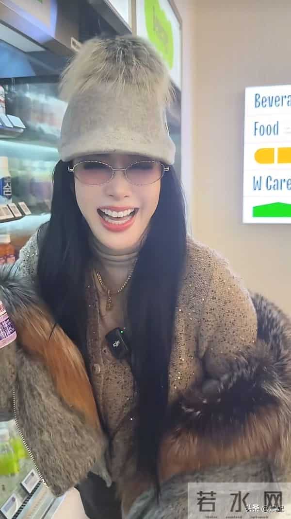 55岁钟丽缇逛街穿搭：皮草+短裤，尽显大长腿，身材好得像35岁