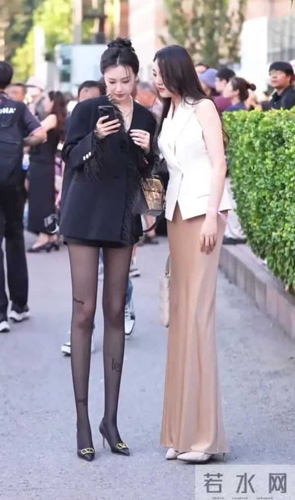 李沅桐是真美啊,腿真是又长又直,好好看