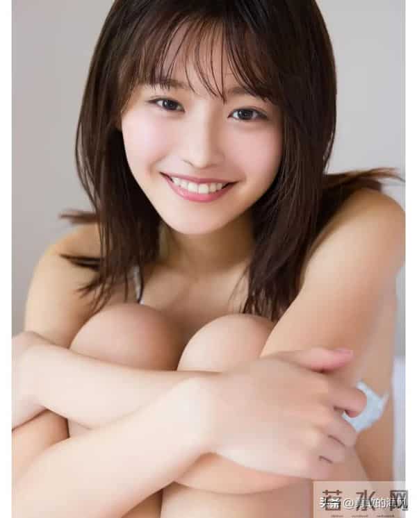 她以前叫花川芽衣，还有浅仓唯，不知道为什么总换名