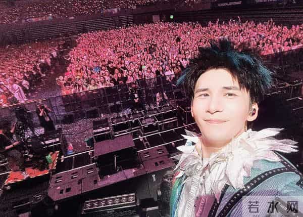 大张伟好会撒娇，与妻子坐飞机全程挽她手臂，刘迎体格比他大一圈