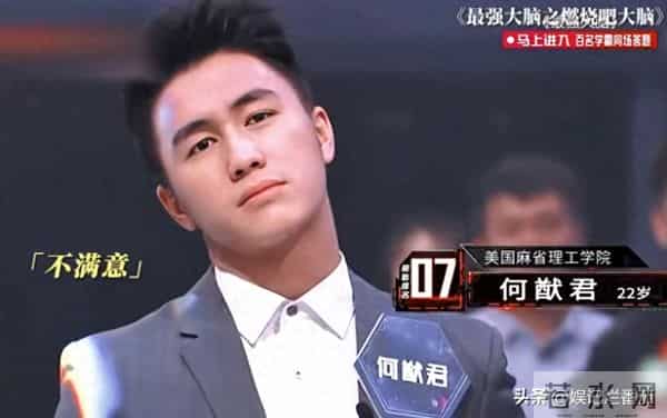 一脸苦相,眼神空洞,表情死板,没李纯的气质,谭凯也带不动她