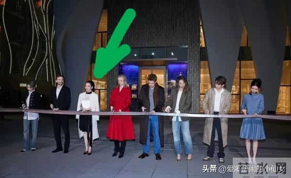 这夜，骨相极佳的周也，笑脸相迎的章子怡，都败给了气场全开的她