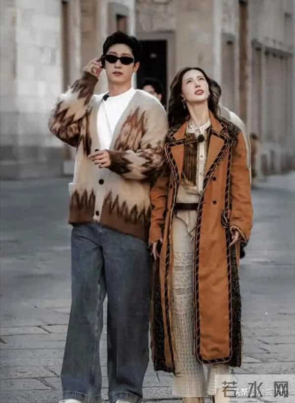 关系藏不住了？黄景瑜被曝有"新恋情"，金晨把腿放到他腿上！